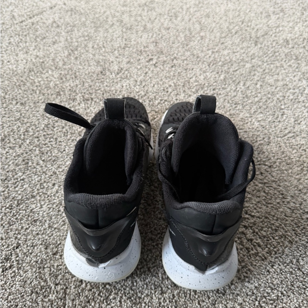 Nike Kyrie Basketball Shoes - Picture 3 of 5